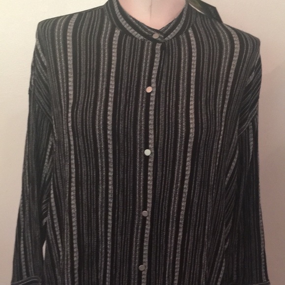 Jones New York Women’s Blouse NEW W-tags Size M Black ivory stripe button Down - Picture 3 of 8